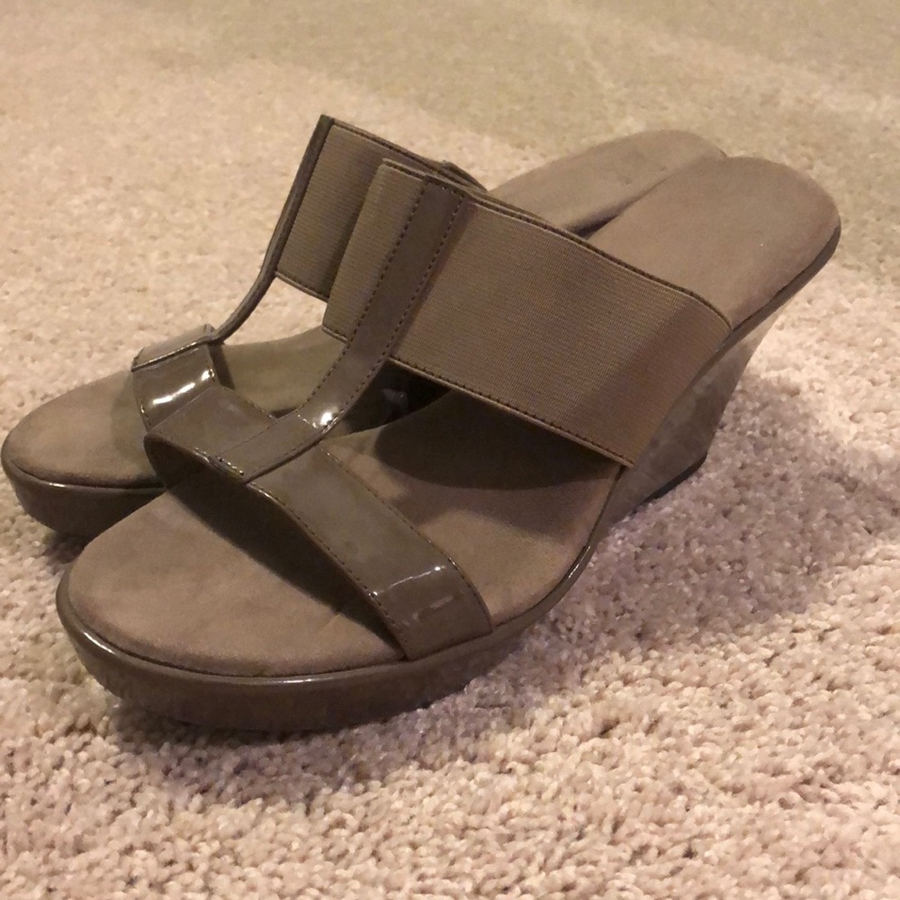 Light brown wedges